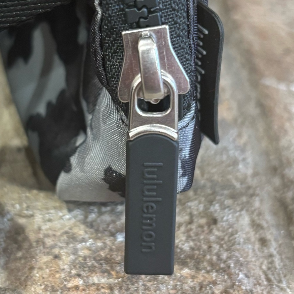 NWT Lululemon Everywhere Belt Bag Long Strap In Thawed Camo Grey Multi - Picture 4 of 9